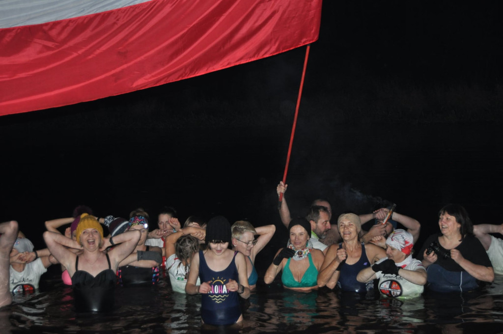 Patriotyzm wyrażali w zimnej wodzie. Morsowanie dla Niepodległej [zdjęcia]