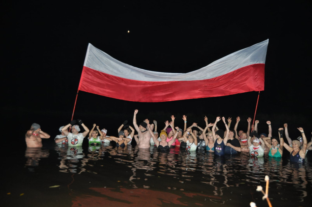 Patriotyzm wyrażali w zimnej wodzie. Morsowanie dla Niepodległej [zdjęcia]