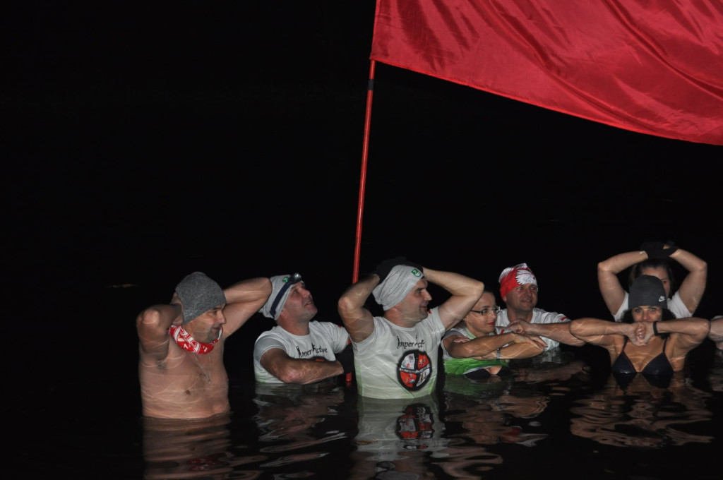 Patriotyzm wyrażali w zimnej wodzie. Morsowanie dla Niepodległej [zdjęcia]