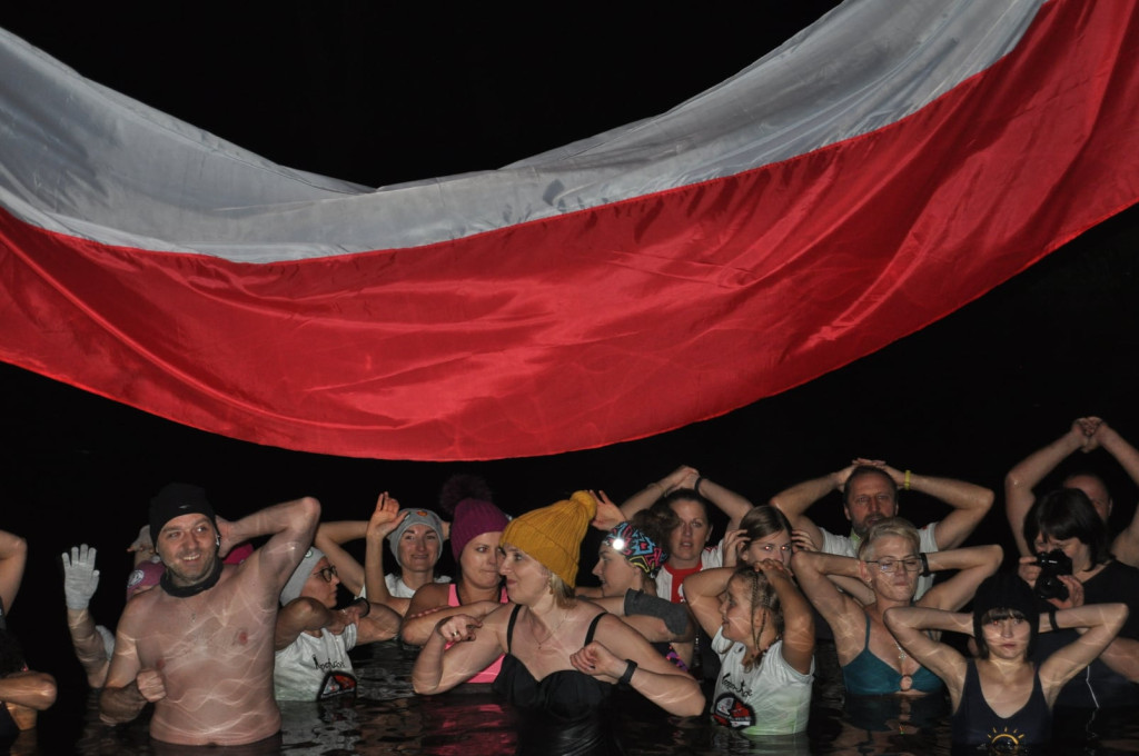 Patriotyzm wyrażali w zimnej wodzie. Morsowanie dla Niepodległej [zdjęcia]