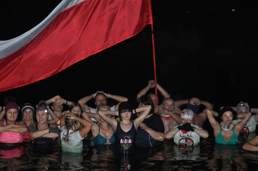 Patriotyzm wyrażali w zimnej wodzie. Morsowanie dla Niepodległej [zdjęcia]