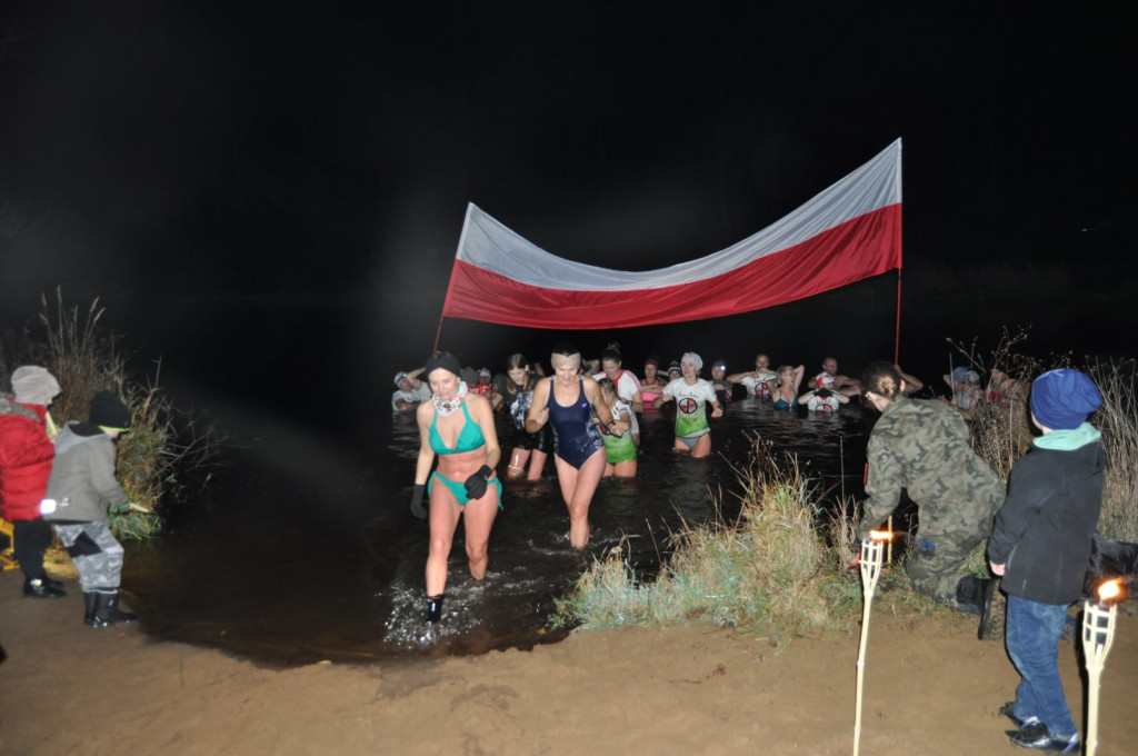 Patriotyzm wyrażali w zimnej wodzie. Morsowanie dla Niepodległej [zdjęcia]