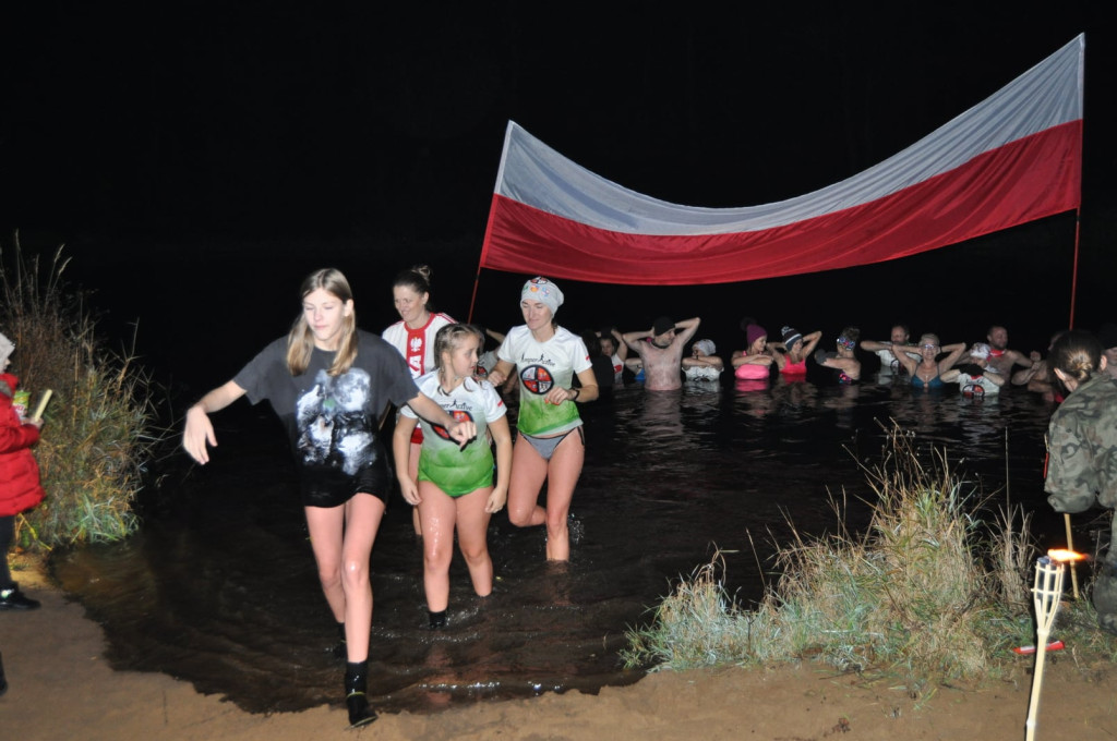 Patriotyzm wyrażali w zimnej wodzie. Morsowanie dla Niepodległej [zdjęcia]