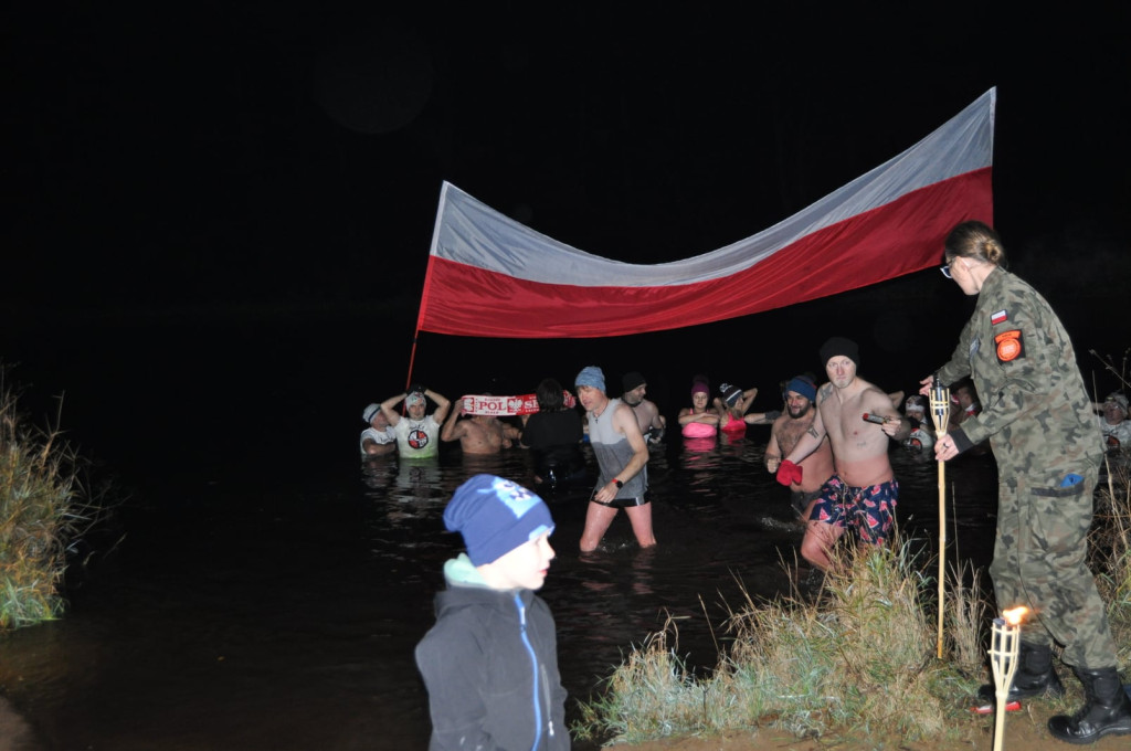Patriotyzm wyrażali w zimnej wodzie. Morsowanie dla Niepodległej [zdjęcia]