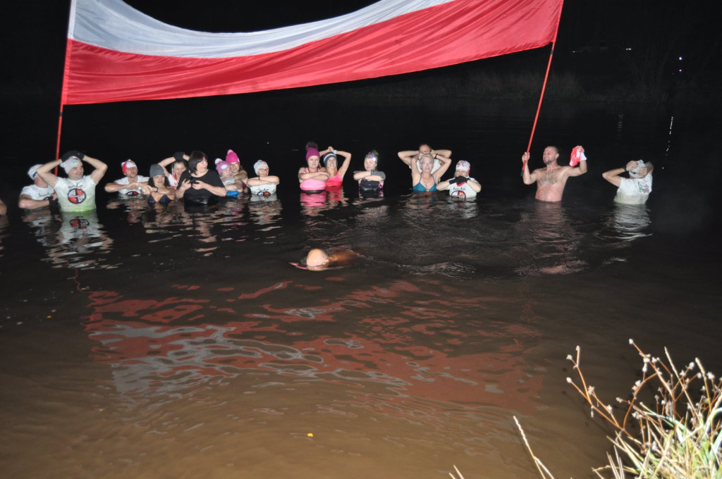 Patriotyzm wyrażali w zimnej wodzie. Morsowanie dla Niepodległej [zdjęcia]