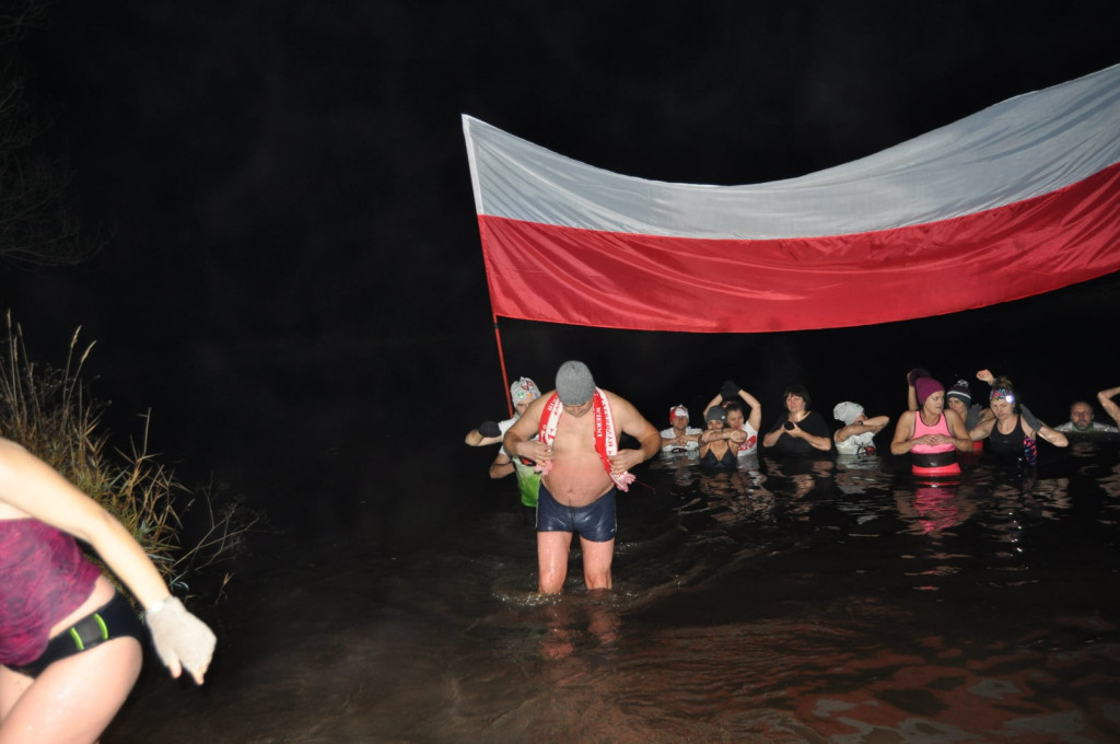 Patriotyzm wyrażali w zimnej wodzie. Morsowanie dla Niepodległej [zdjęcia]