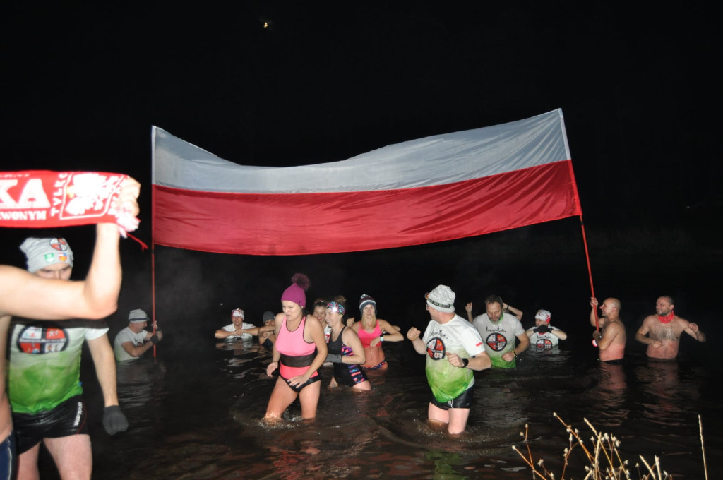Patriotyzm wyrażali w zimnej wodzie. Morsowanie dla Niepodległej [zdjęcia]