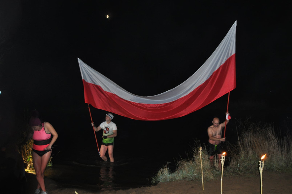 Patriotyzm wyrażali w zimnej wodzie. Morsowanie dla Niepodległej [zdjęcia]
