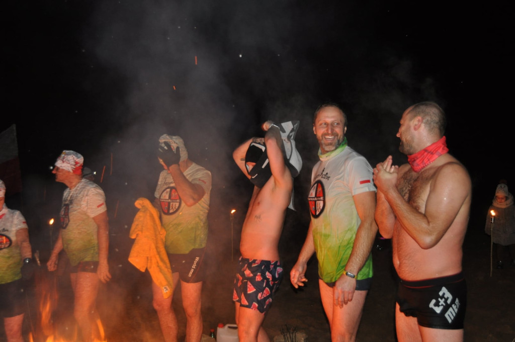 Patriotyzm wyrażali w zimnej wodzie. Morsowanie dla Niepodległej [zdjęcia]