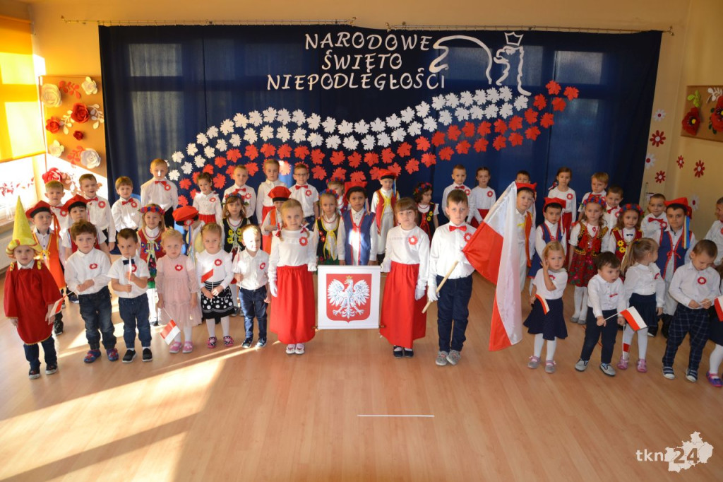 Śpiewająco i tanecznie uczcili narodowe święto w Przedszkolu nr 3 w Końskich [wideo, zdjęcia]