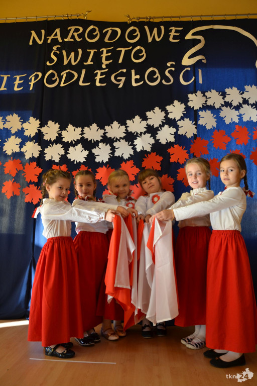 Śpiewająco i tanecznie uczcili narodowe święto w Przedszkolu nr 3 w Końskich [wideo, zdjęcia]