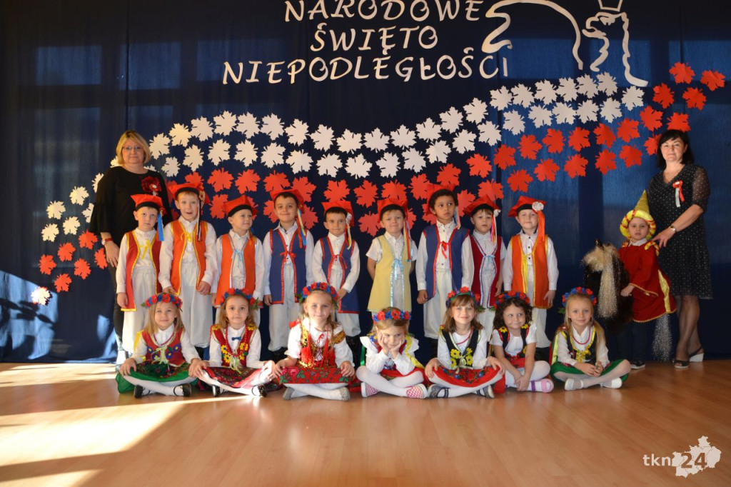 Śpiewająco i tanecznie uczcili narodowe święto w Przedszkolu nr 3 w Końskich [wideo, zdjęcia]