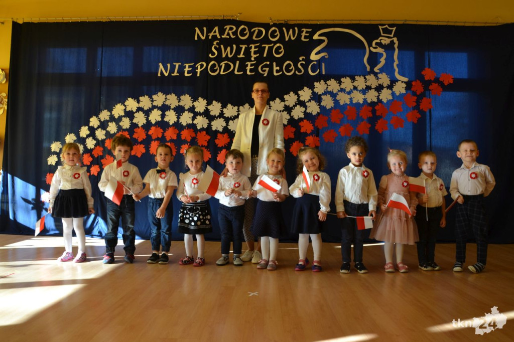 Śpiewająco i tanecznie uczcili narodowe święto w Przedszkolu nr 3 w Końskich [wideo, zdjęcia]