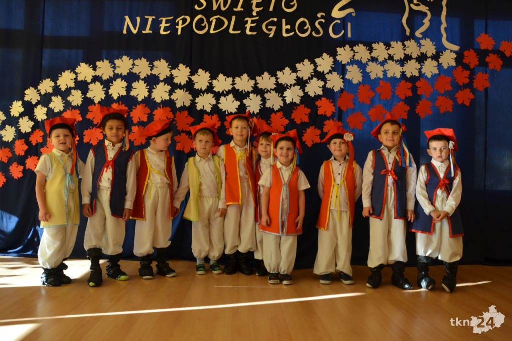 Śpiewająco i tanecznie uczcili narodowe święto w Przedszkolu nr 3 w Końskich [wideo, zdjęcia]