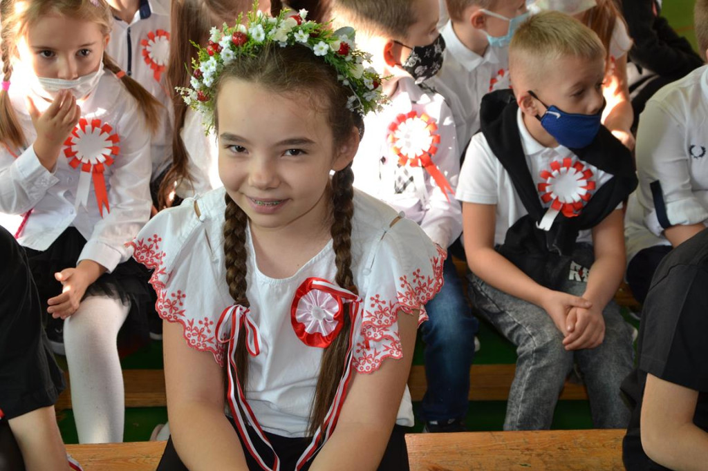 Uczniowie z Rogowa uczcili Święto Niepodległości [zdjęcia]