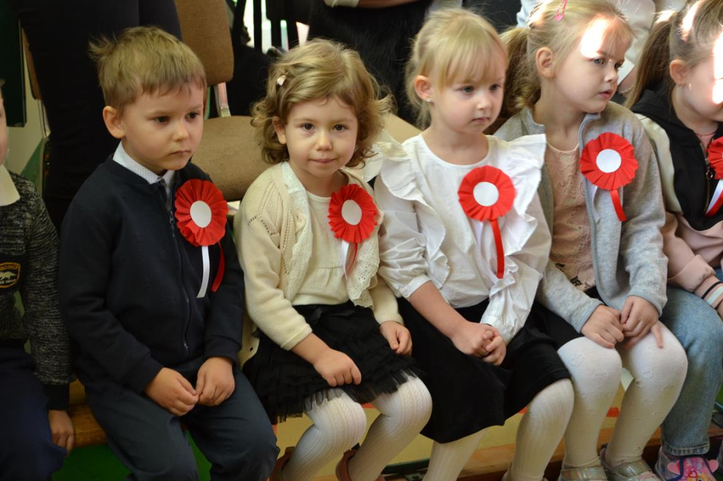Uczniowie z Rogowa uczcili Święto Niepodległości [zdjęcia]