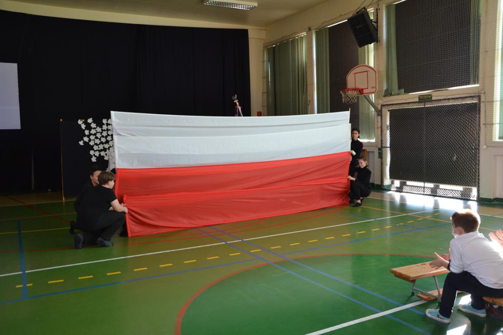 Uczniowie z Rogowa uczcili Święto Niepodległości [zdjęcia]