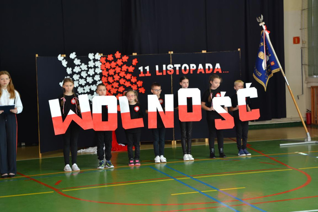 Uczniowie z Rogowa uczcili Święto Niepodległości [zdjęcia]