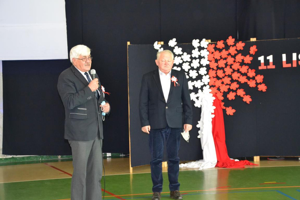 Uczniowie z Rogowa uczcili Święto Niepodległości [zdjęcia]