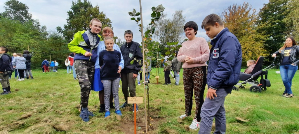 W ośrodku w Baryczy powstał sad jabłoni. Drzewa posadzili uczniowie [zdjęcia]