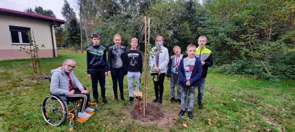 W ośrodku w Baryczy powstał sad jabłoni. Drzewa posadzili uczniowie [zdjęcia]