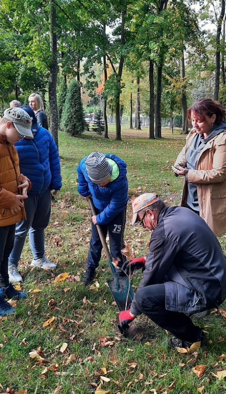 W ośrodku w Baryczy powstał sad jabłoni. Drzewa posadzili uczniowie [zdjęcia]