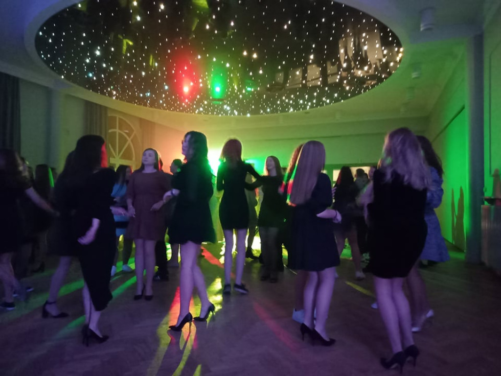 Bezalkoholowy bal dla młodych z dużą frekwencją [zdjęcia, wideo]