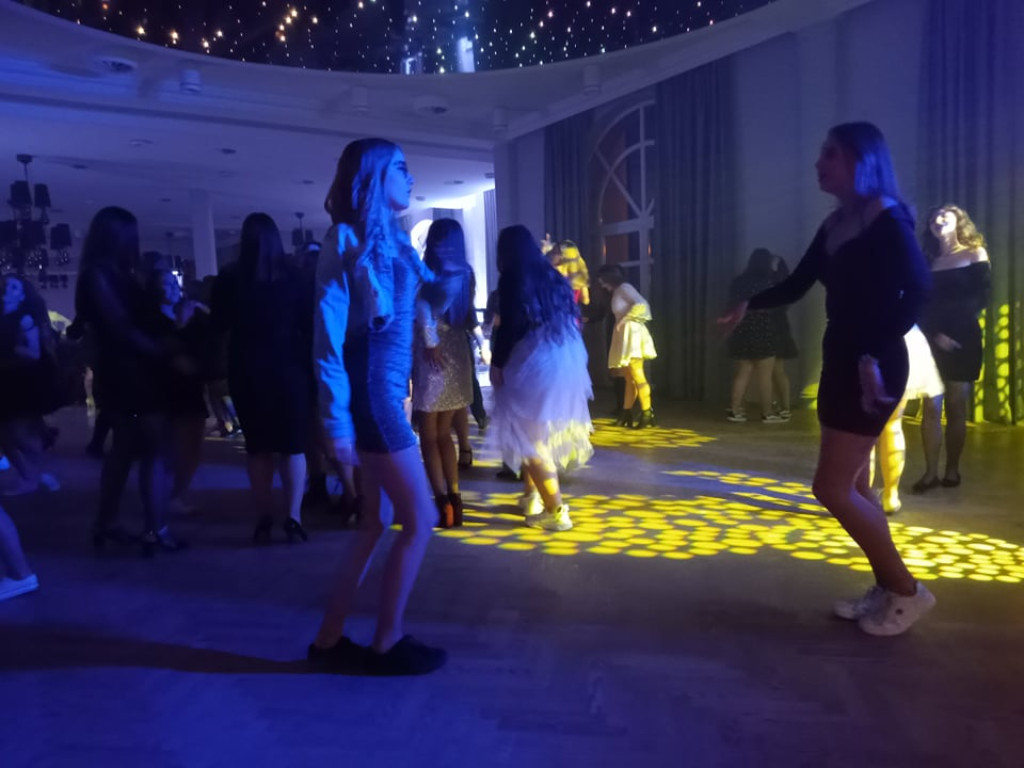 Bezalkoholowy bal dla młodych z dużą frekwencją [zdjęcia, wideo]