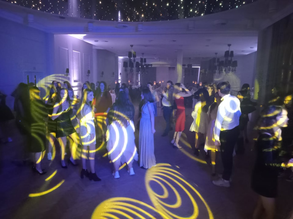 Bezalkoholowy bal dla młodych z dużą frekwencją [zdjęcia, wideo]