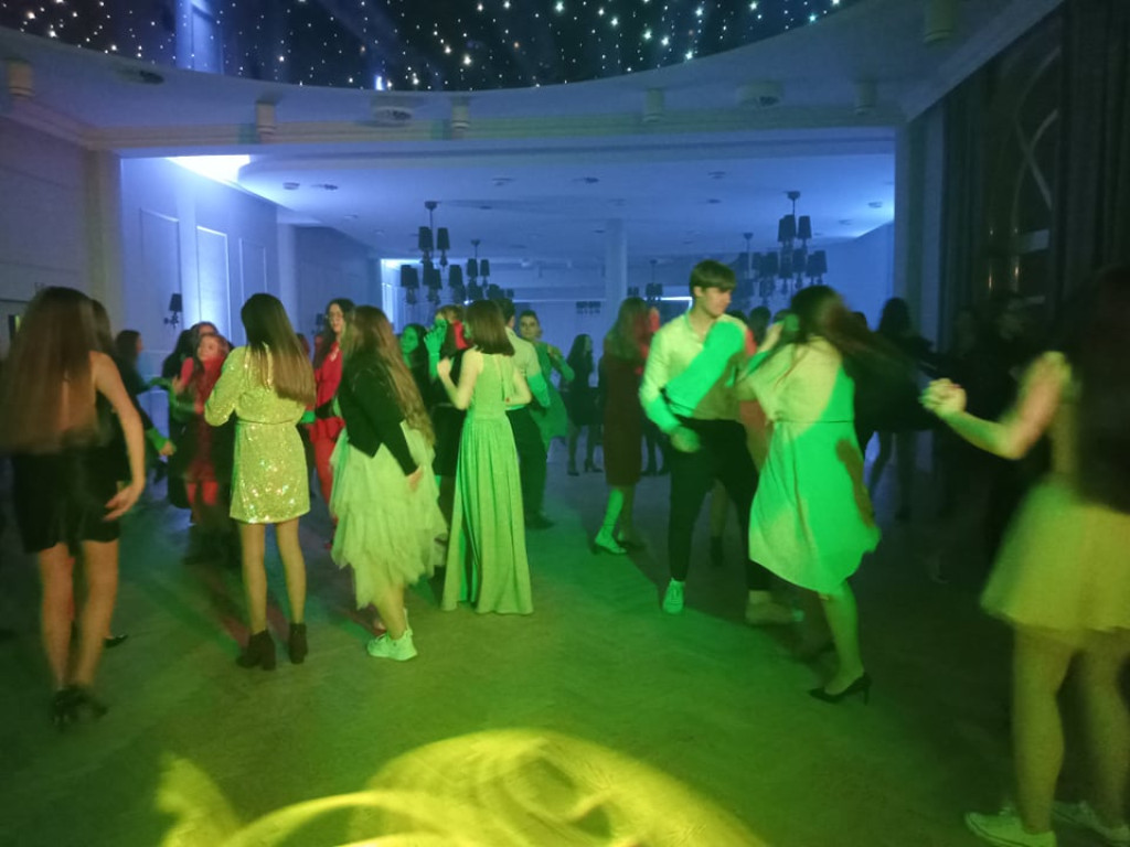 Bezalkoholowy bal dla młodych z dużą frekwencją [zdjęcia, wideo]