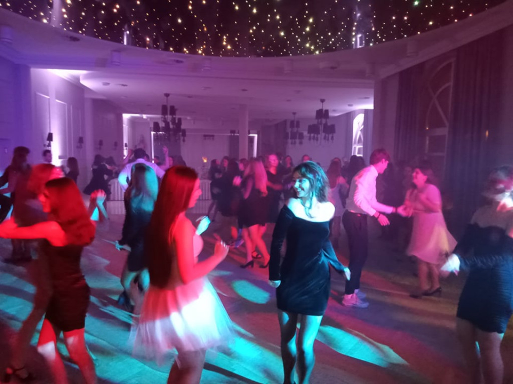 Bezalkoholowy bal dla młodych z dużą frekwencją [zdjęcia, wideo]