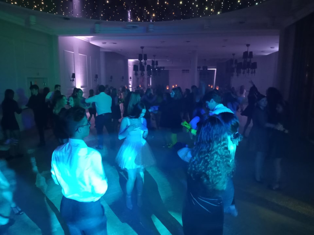 Bezalkoholowy bal dla młodych z dużą frekwencją [zdjęcia, wideo]