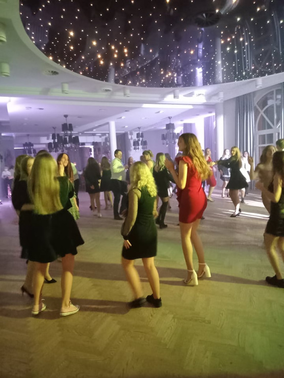 Bezalkoholowy bal dla młodych z dużą frekwencją [zdjęcia, wideo]
