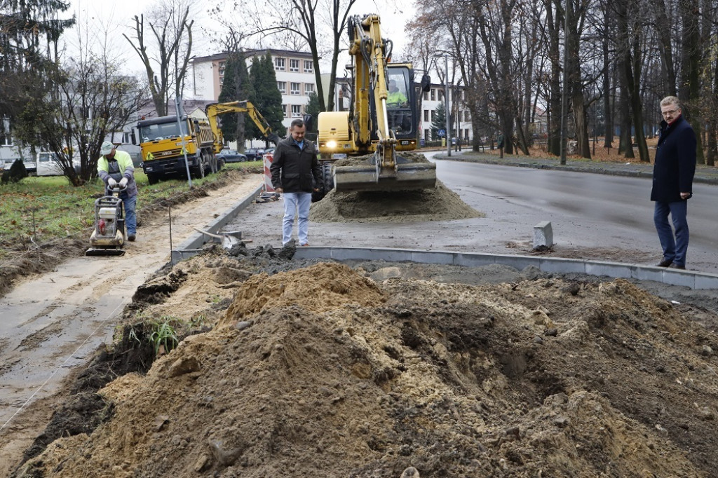 Na stację dojdziemy bezpiecznie. Powiat remontuje chodniki