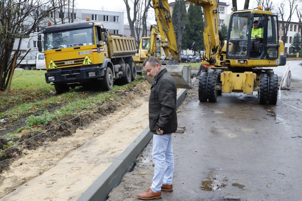 Na stację dojdziemy bezpiecznie. Powiat remontuje chodniki