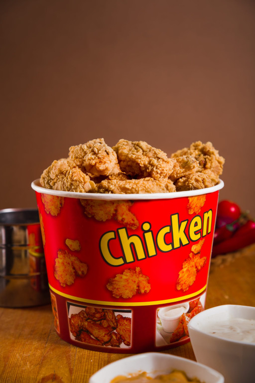 Chicken King z nocnymi dowozami i imprezowymi boxami na Andrzejki