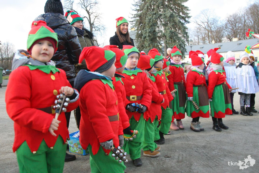 Przedszkolaki rozświetliły miejską choinkę w Końskich [wideo, zdjęcia]