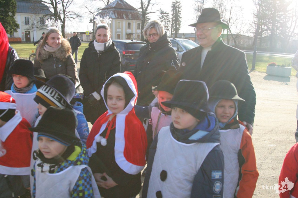 Przedszkolaki rozświetliły miejską choinkę w Końskich [wideo, zdjęcia]