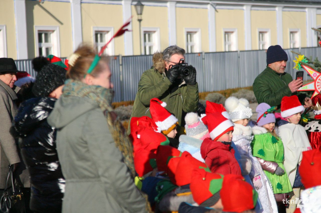 Przedszkolaki rozświetliły miejską choinkę w Końskich [wideo, zdjęcia]