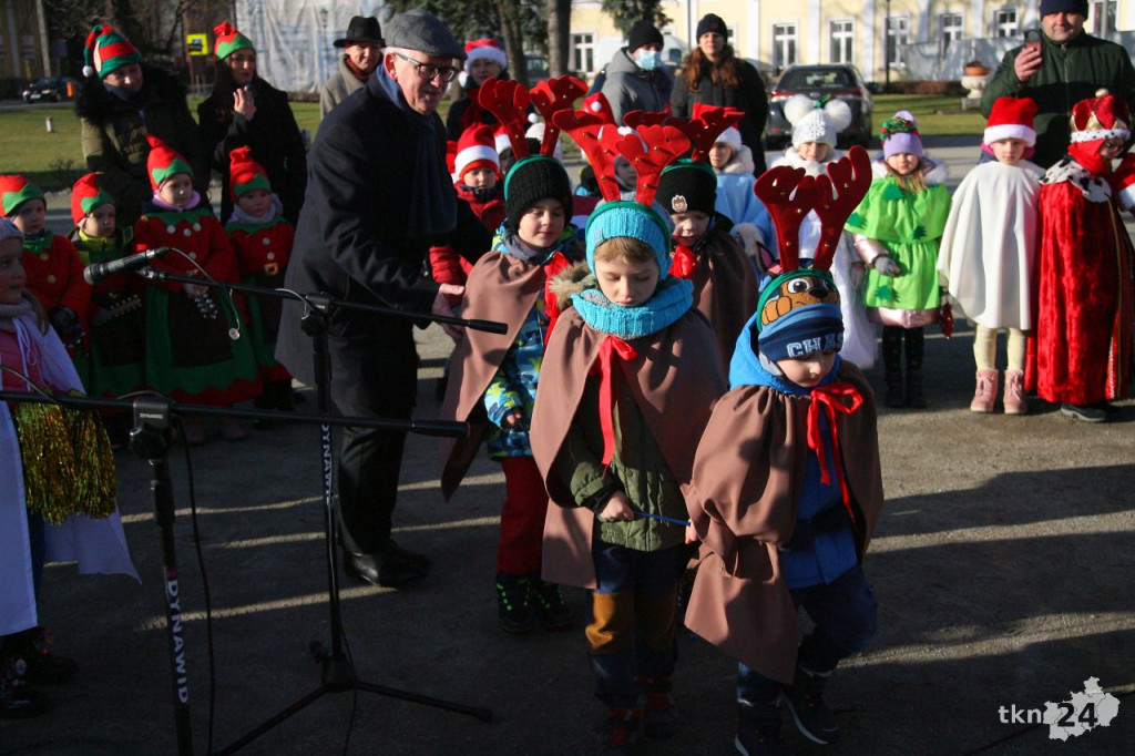 Przedszkolaki rozświetliły miejską choinkę w Końskich [wideo, zdjęcia]