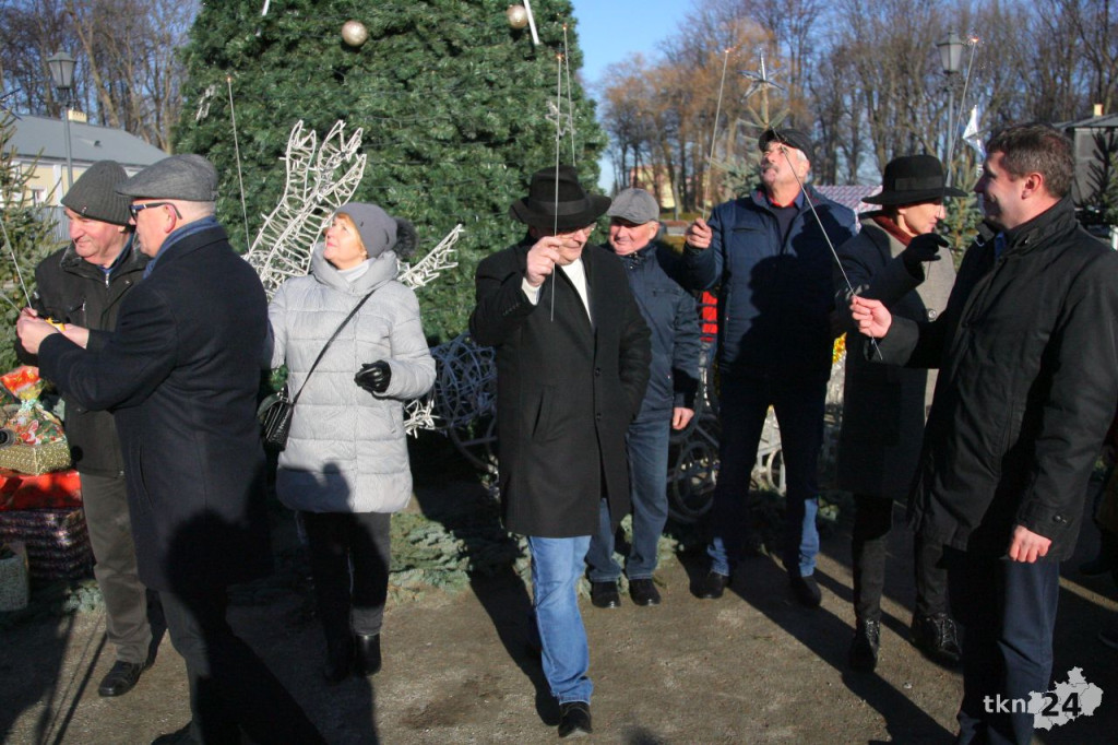 Przedszkolaki rozświetliły miejską choinkę w Końskich [wideo, zdjęcia]