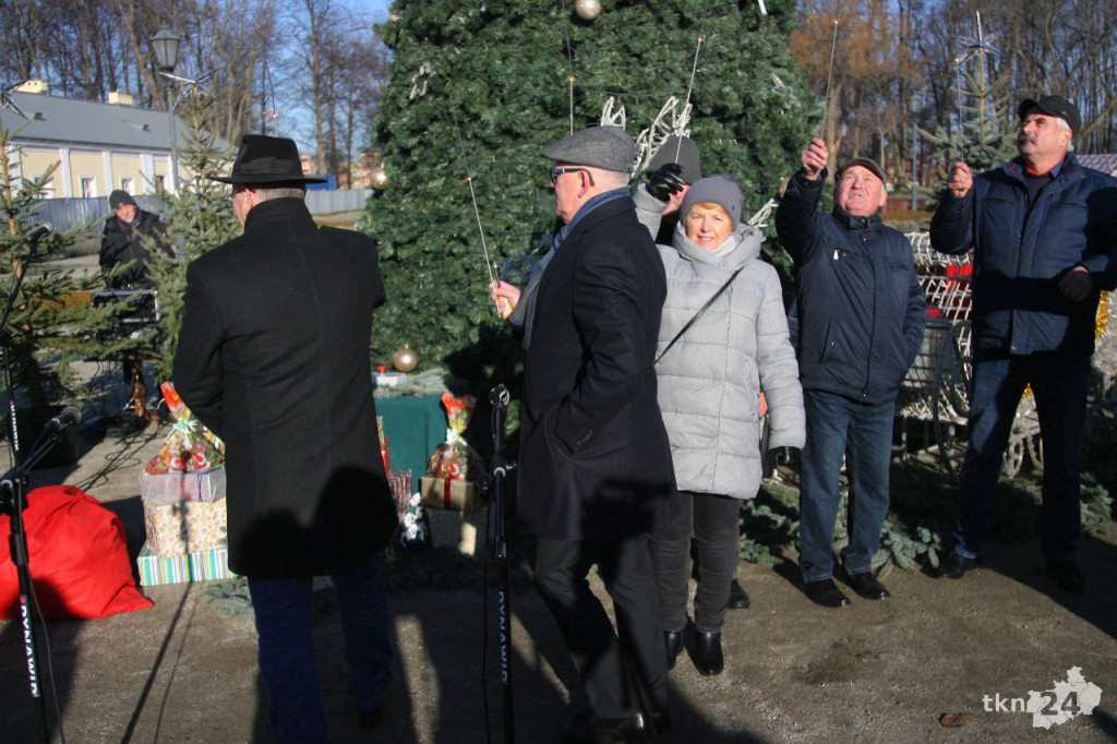 Przedszkolaki rozświetliły miejską choinkę w Końskich [wideo, zdjęcia]