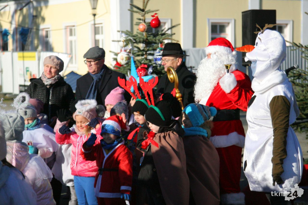 Przedszkolaki rozświetliły miejską choinkę w Końskich [wideo, zdjęcia]
