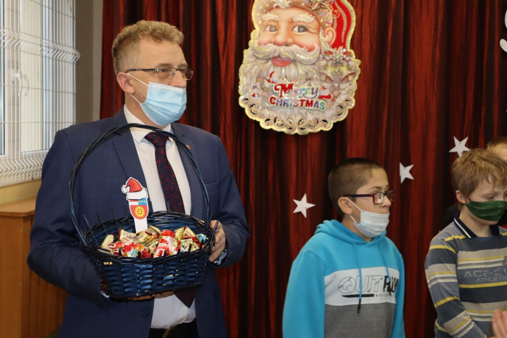 Władze powiatu z mikołajowymi wizytami [zdjęcia]