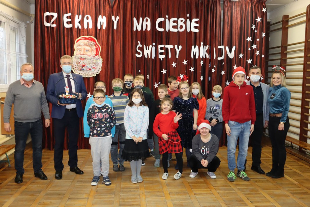 Władze powiatu z mikołajowymi wizytami [zdjęcia]