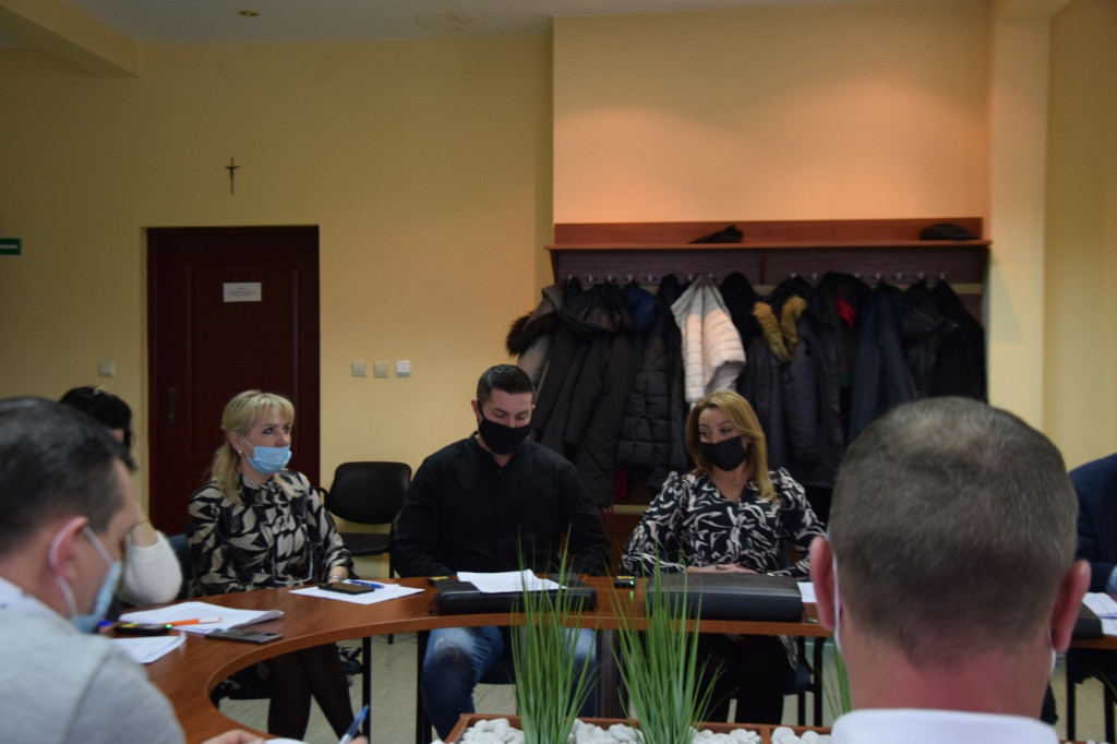 Wójt i radni z Gowarczowa po podwyżkach