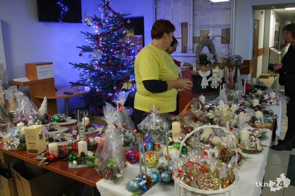 Starostwo ze świątecznym wsparciem. Kiermasz na rzecz hospicjum [wideo, zdjęcia]