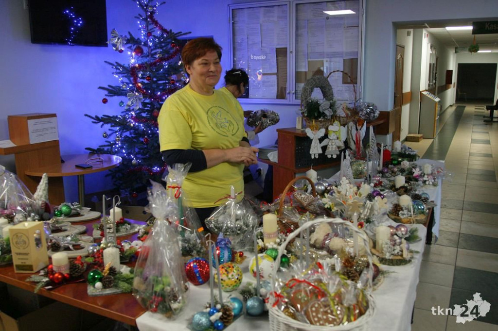 Starostwo ze świątecznym wsparciem. Kiermasz na rzecz hospicjum [wideo, zdjęcia]