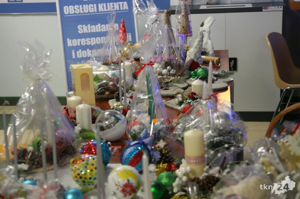 Starostwo ze świątecznym wsparciem. Kiermasz na rzecz hospicjum [wideo, zdjęcia]