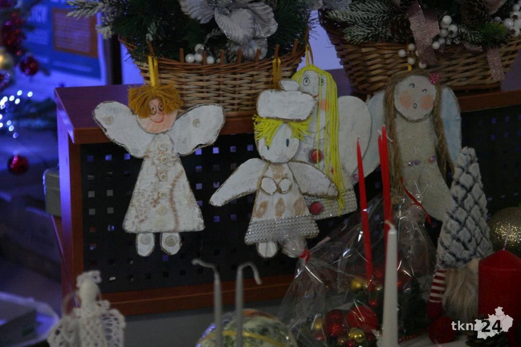 Starostwo ze świątecznym wsparciem. Kiermasz na rzecz hospicjum [wideo, zdjęcia]